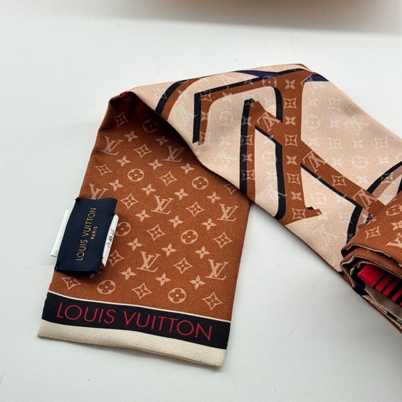 Louis Vuitton Scarf - Picture 7 of 10